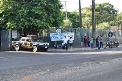 Pobladores reclaman a la EBY el pago de sus haberes en Ayolas - Nacionales - ABC Color