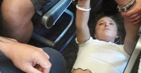 Una pasajera tatáre armó lío en avión