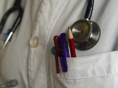Diez carreras de salud tienen a sus certificados de calidad en veremos