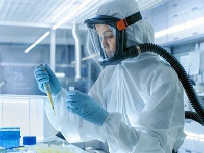 China rebaja cifra de muertos por coronavirus tras detectar errores