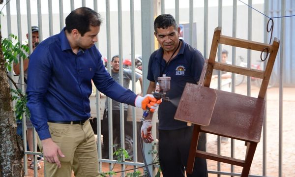 “Donar es educar”, un proyecto para reparar muebles escolares en CDE