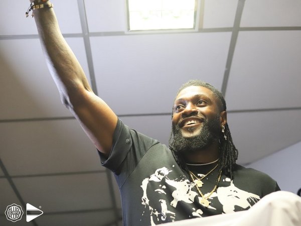 Locura franjeada en arribo de Adebayor