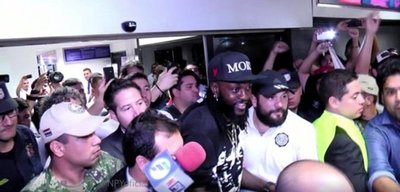 ¡Adebayormanía! El togolés está en Paraguay | Noticias Paraguay