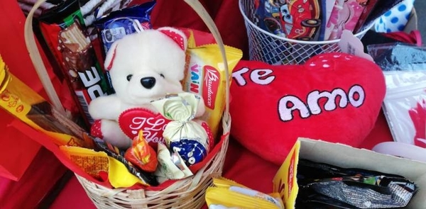 HOY / San Valentín sin excusas: “Dos birras menos y ya tenemos regalo para la patrona”