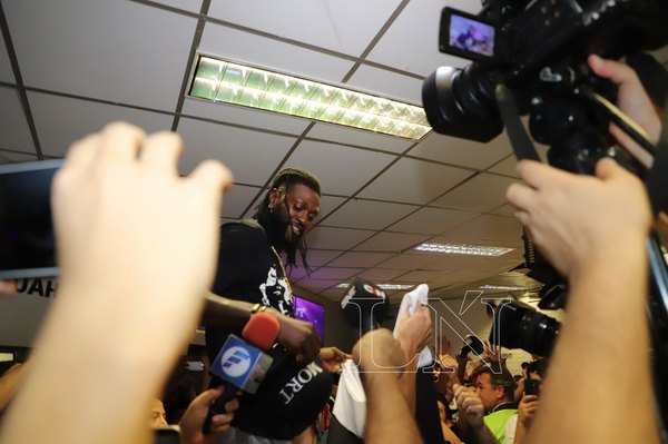 Adebayor quiere títulos locales e internacionales con Olimpia