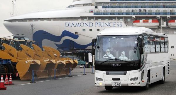 Evacúan al primer grupo de pasajeros del crucero en cuarentena en Japón | .::Agencia IP::.