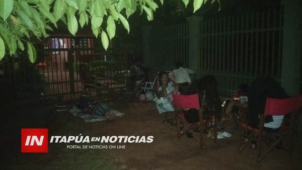 PADRES ACAMPARÓN FRENTE AL COLEGIO SAGRADO CORAZÓN DE ARROYO PORÃ