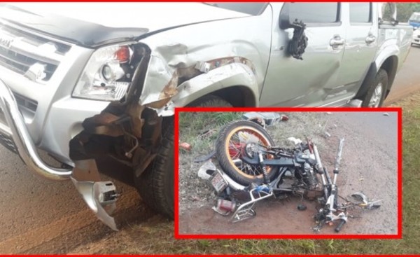 Motociclista muere al ser embestido por camioneta