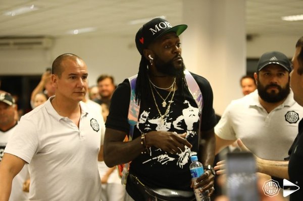 Emmanuel Adebayor fue recibido por una marea franjeada en Asunción