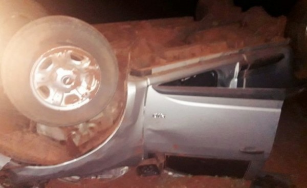 Camioneta vuelca tras chocar contra un camión