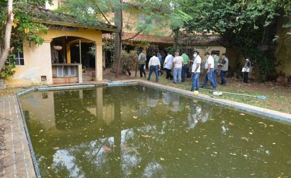 HOY / Recoleta: retiran 20.000 kilos de basura de casa abandonada