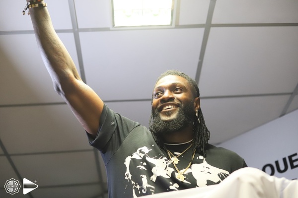 Adebayor está en Paraguay y será presentado esta noche - ADN Paraguayo