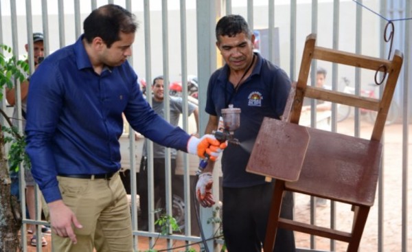 “Donar es educar”, un proyecto para reparar muebles escolares en CDE