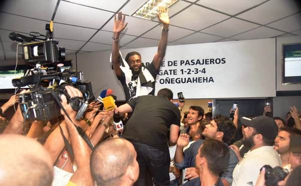 Olimpistas coparon el aeropuerto para recibir a Adebayor •