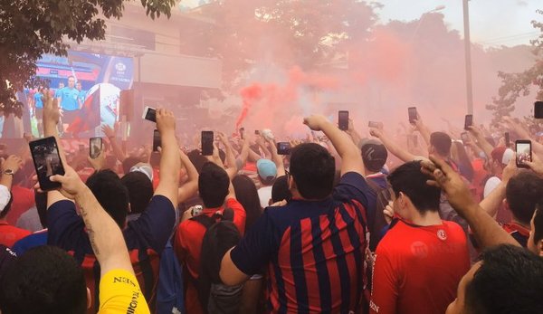 La fiesta de la hinchada de Cerro en las afueras de La Nueva Olla