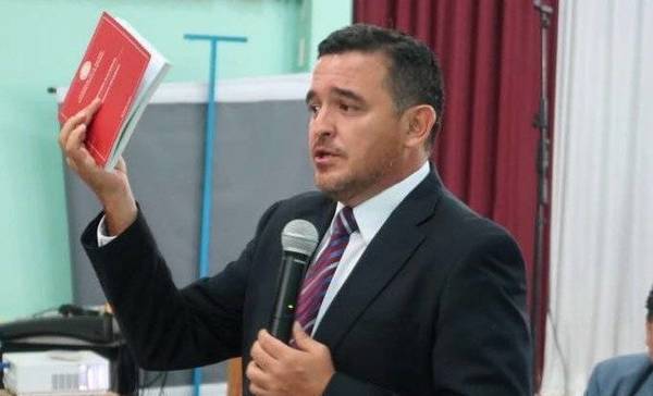 Tras crítica ciudadana, Petta decide abrir sumario y auditar textos escolares con errores