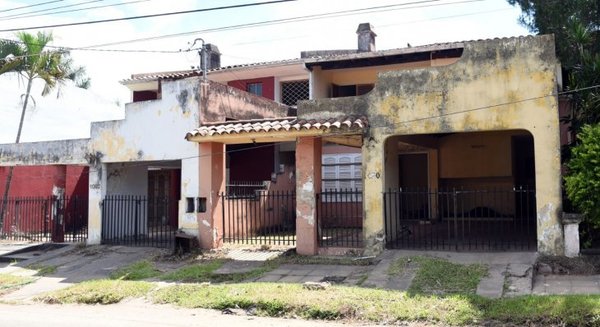 Abundan casas abandonadas llenas de basura y malezas en Asunción