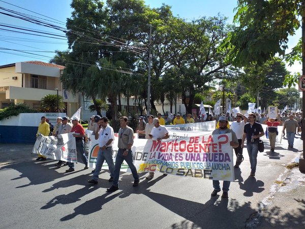 Funcionarios públicos se manifiestan contra los recortes del gobierno