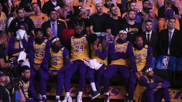 Video: Hasta las lágrimas. El emotivo homenaje de los Laker a Kobe