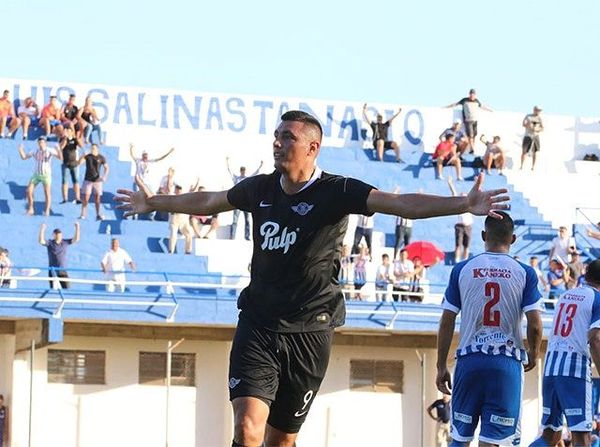 Con un Tacuara Cardozo inspirado Libertad logra sus primeros 3 puntos