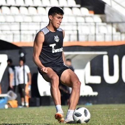 Chiqui va tras un arquero y un defensor