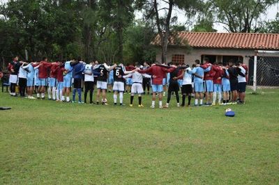 Presidente del Club Atyrá despide a todo un plantel