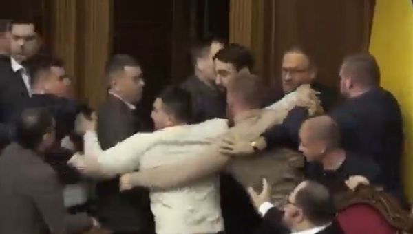Video: Moquete en parlamento ucraniano