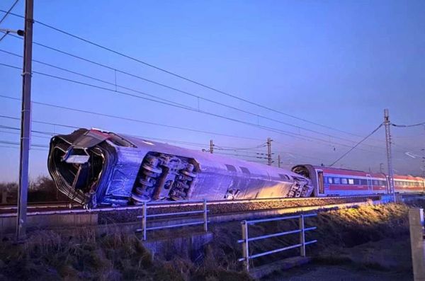 Dos muertos y 30 heridos tras descarrilamiento de tren en Italia