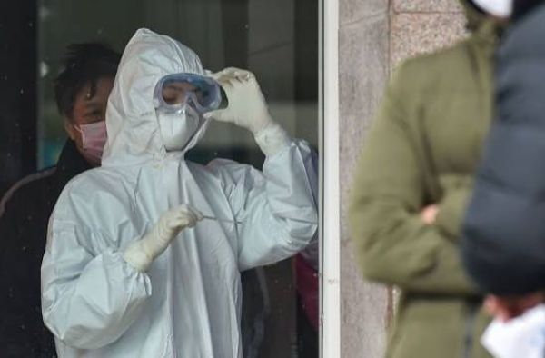 Hospitales desbordados y sin apenas material intentan contener la escalada del coronavirus en Wuhan