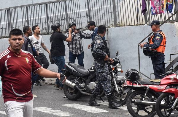 La policía venezolana vuelve a impedir el acceso de diputados opositores al Parlamento