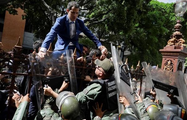 El golpe de mano en la Asamblea Nacional endurece el choque entre poderes en Venezuela