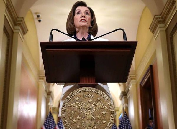 Pelosi anuncia que el Congreso procederá con la acusación formal contra Trump