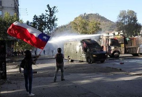 Manifestantes llevan la protesta a la casa de Piñera en el día de su cumpleaños