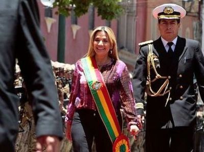 Presidenta interina de Bolivia solicita al Congreso elecciones presidenciales