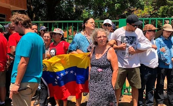 Chavistas toman Embajada de Venezuela en Brasilia