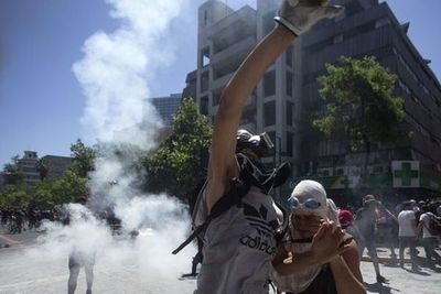 Se registran saqueos y barricadas en los barrios ricos de Santiago