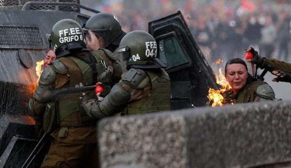 Bombas molotov alcanzan a la policía durante violenta protesta en Santiago