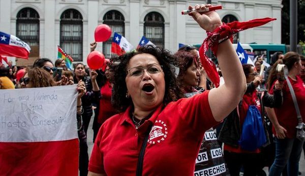 Miles se reúnen en Santiago para protestar contra Piñera
