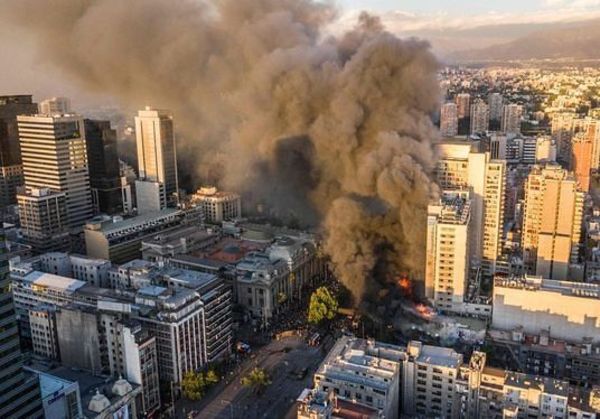 Chile arde en primer día sin militares en la calle y tras cambio de gabinete