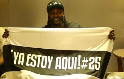 Impresionante recibimiento a Adebayor, nuevo jugador del Olimpia