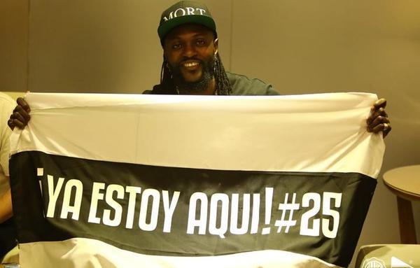 Impresionante recibimiento a Adebayor, nuevo jugador del Olimpia