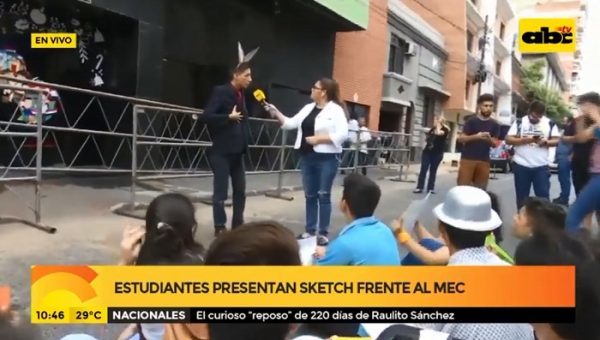 Estudiantes caracterizan a un Petta con orejas largas