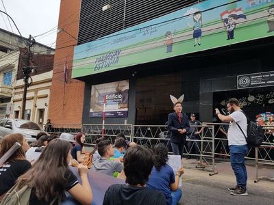 Con sketch, estudiantes reclaman “al ministro dictador” frente al MEC - Nacionales - ABC Color