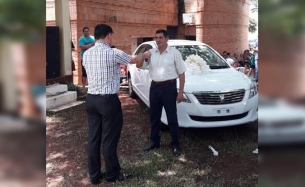Le robaron el vehículo mientras esperaba a su hija frente a la UNE