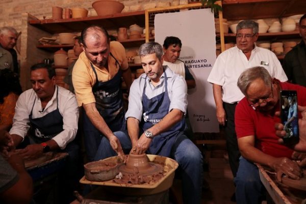 Abdo Benítez visita a artesanos de Areguá