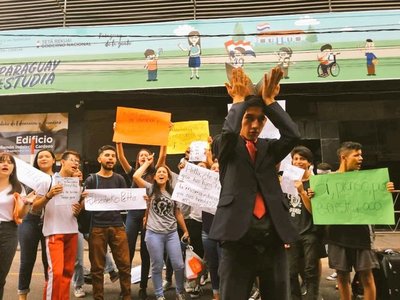 Estudiantes parodiaron a Petta frente al MEC