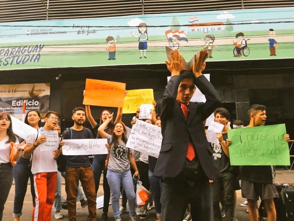 Estudiantes parodiaron a Petta frente al MEC
