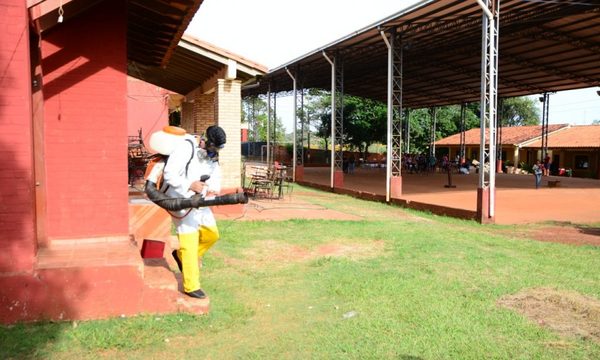 Limpian y fumigan escuelas de CDE para prevenir el dengue