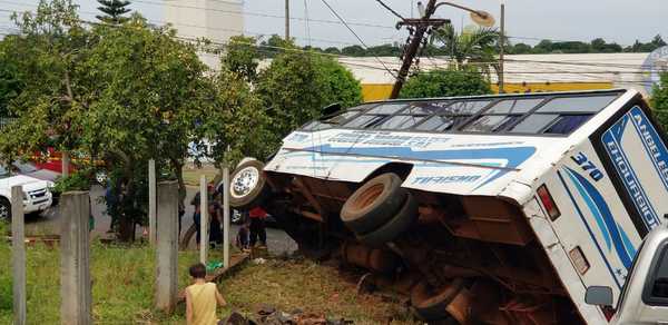 Bus chatarra pierde control y se estrella por una columna - Noticde.com