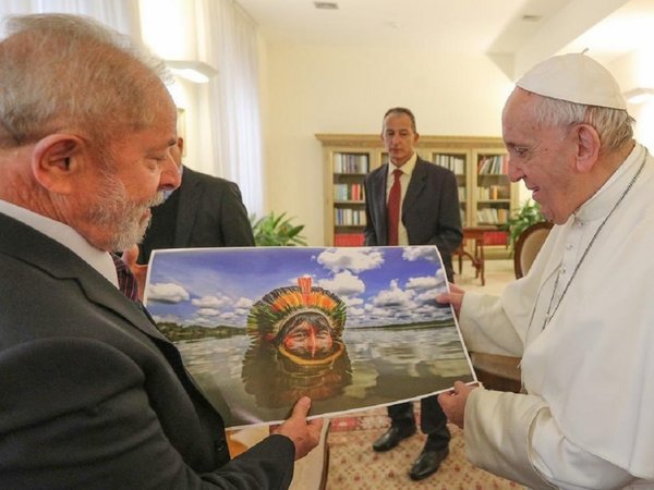 Lula entrega al Papa foto de un indígena en preocupación por el Amazonas